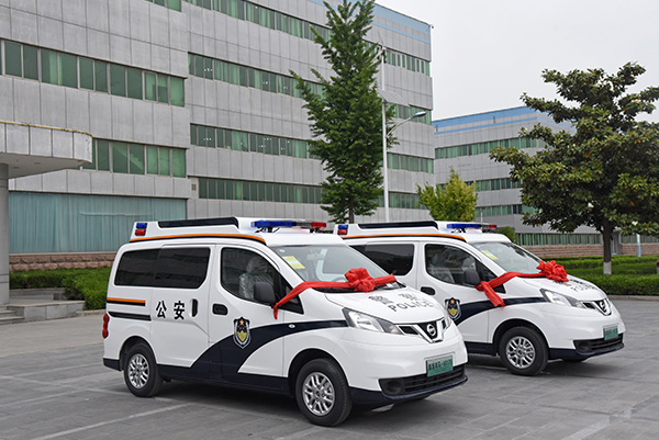 安徽阜阳高颜值警用多功能巡逻车帅气亮相(图2)