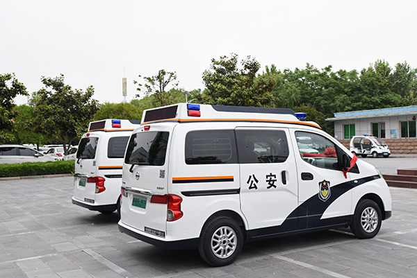 安徽阜阳高颜值警用多功能巡逻车帅气亮相(图5)