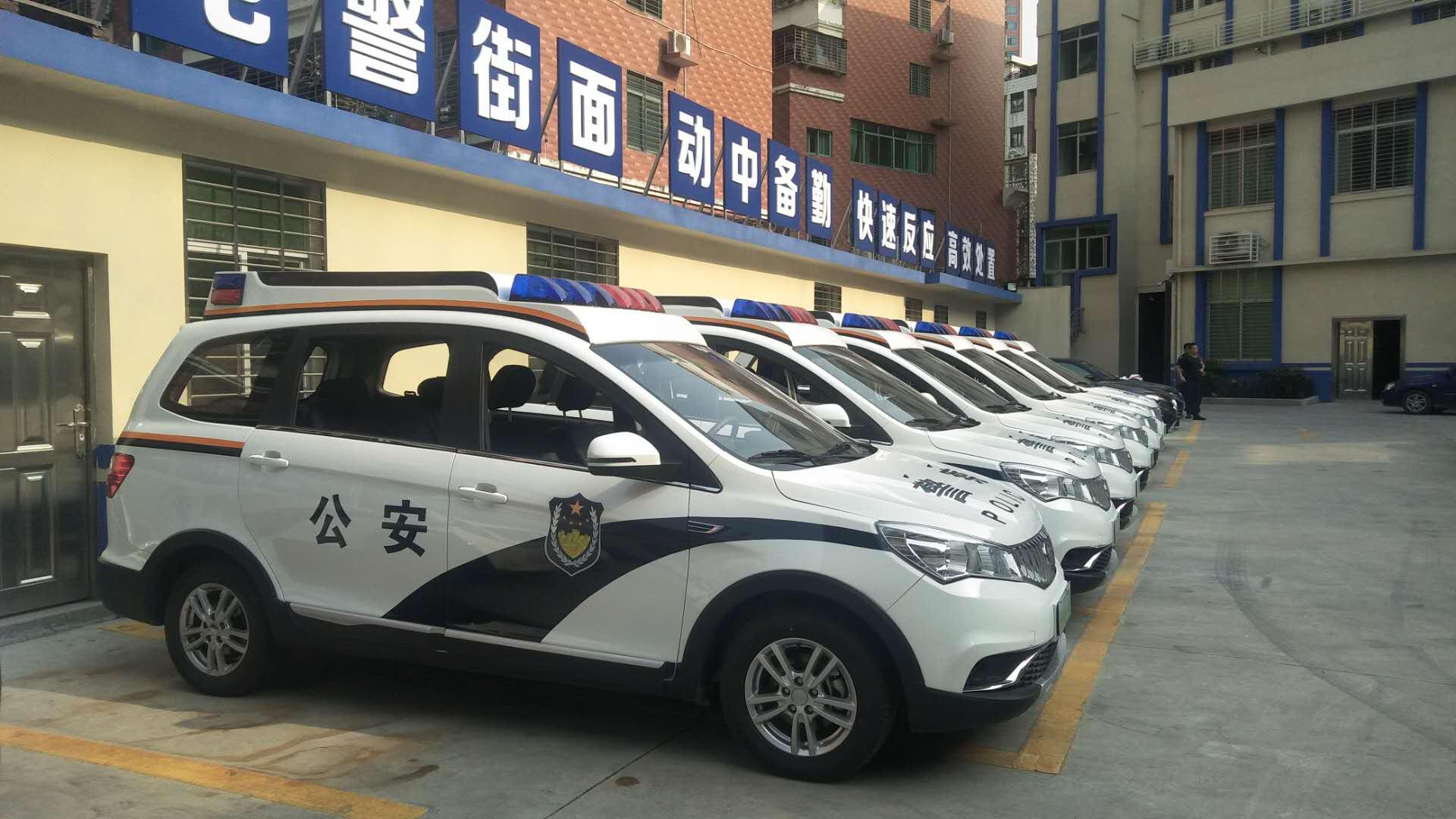 福建泉州电动巡逻车列装上岗  充实110接处警改革(图2)