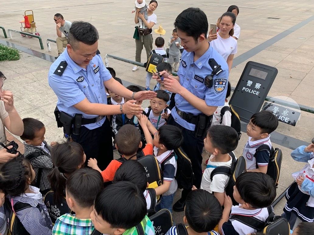 湖南||娄底警察蜀黍给你们童年最美好的回忆(图4) 湖南||娄底警察蜀黍给你们童年最美好的回忆(图4)