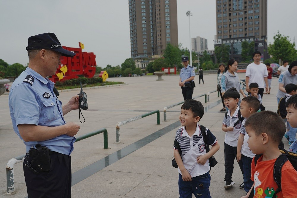 湖南||娄底警察蜀黍给你们童年最美好的回忆(图5) 湖南||娄底警察蜀黍给你们童年最美好的回忆(图5)