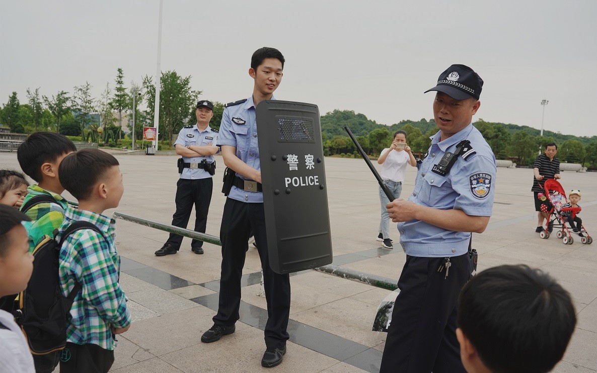 湖南||娄底警察蜀黍给你们童年最美好的回忆(图6) 湖南||娄底警察蜀黍给你们童年最美好的回忆(图6)