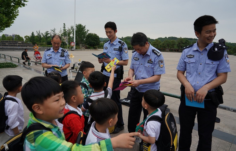 湖南||娄底警察蜀黍给你们童年最美好的回忆(图7) 湖南||娄底警察蜀黍给你们童年最美好的回忆(图7)