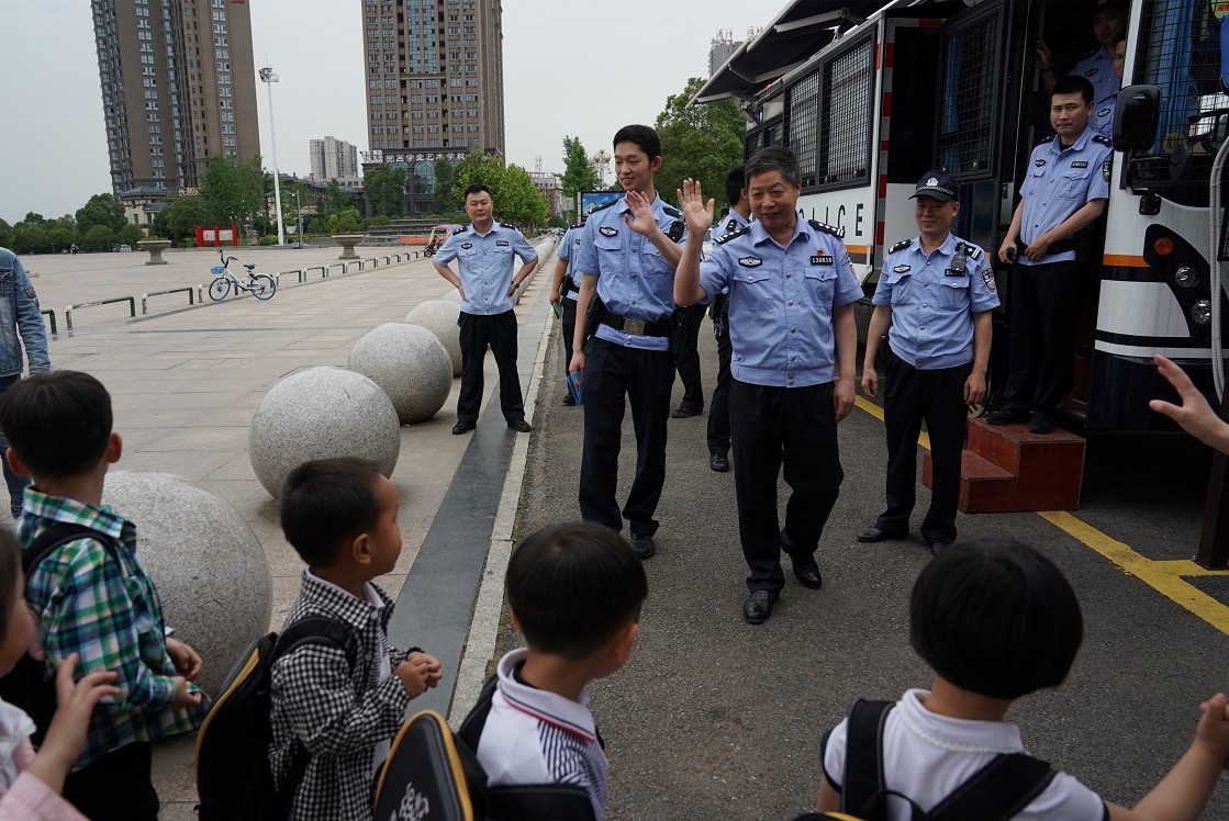湖南||娄底警察蜀黍给你们童年最美好的回忆(图8) 湖南||娄底警察蜀黍给你们童年最美好的回忆(图8)
