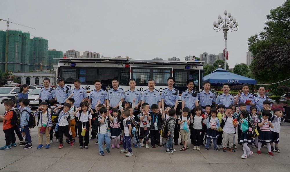 湖南||娄底警察蜀黍给你们童年最美好的回忆(图9) 湖南||娄底警察蜀黍给你们童年最美好的回忆(图9)