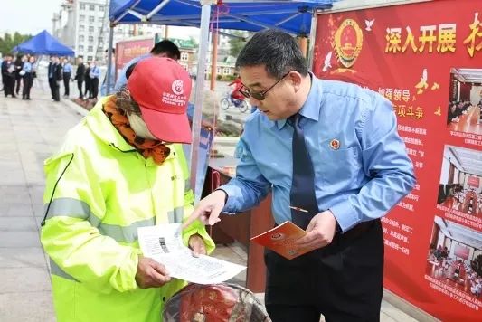 风雨无阻!呼伦贝尔市检察机关扫黑除恶专项斗争集中宣传活动正式启动!(图5) 风雨无阻!呼伦贝尔市检察机关扫黑除恶专项斗争集中宣传活动正式启动!(图5)