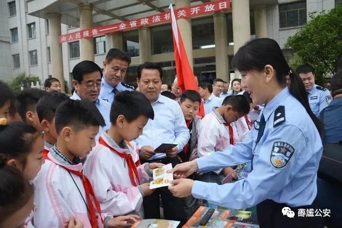 向党和人民报告!枣庄公安“警营开放日”精彩瞬间~(图2) 向党和人民报告!枣庄公安“警营开放日”精彩瞬间~(图2)