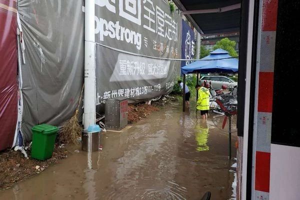 娄底:钢城快警暴雨中守护群众安宁(图2) 娄底:钢城快警暴雨中守护群众安宁(图2)