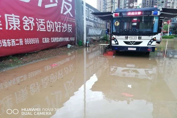 娄底:钢城快警暴雨中守护群众安宁(图1) 娄底:钢城快警暴雨中守护群众安宁(图1)