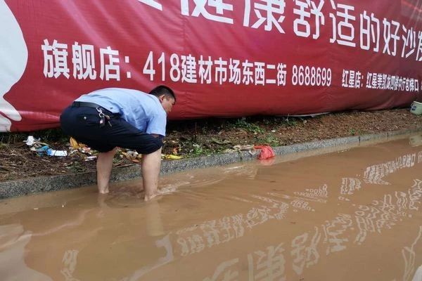 娄底:钢城快警暴雨中守护群众安宁(图4) 娄底:钢城快警暴雨中守护群众安宁(图4)