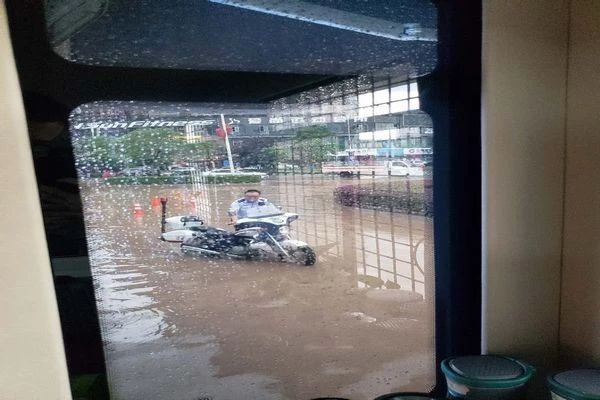 娄底:钢城快警暴雨中守护群众安宁(图3) 娄底:钢城快警暴雨中守护群众安宁(图3)