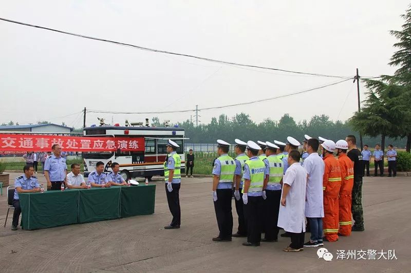【安全生产月】泽州交警重头戏 大货车与面包车交通事故联合应急处置演练(图3) 【安全生产月】泽州交警重头戏 大货车与面包车交通事故联合应急处置演练(图3)