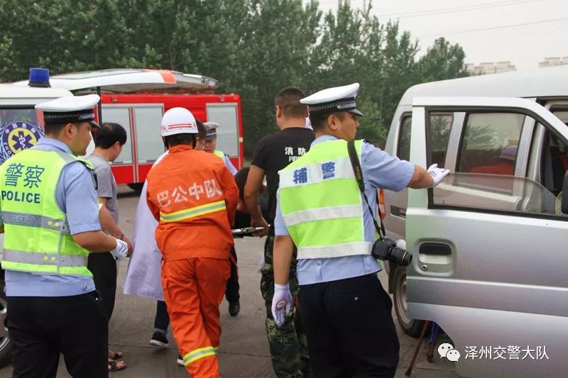 【安全生产月】泽州交警重头戏 大货车与面包车交通事故联合应急处置演练(图6) 【安全生产月】泽州交警重头戏 大货车与面包车交通事故联合应急处置演练(图6)