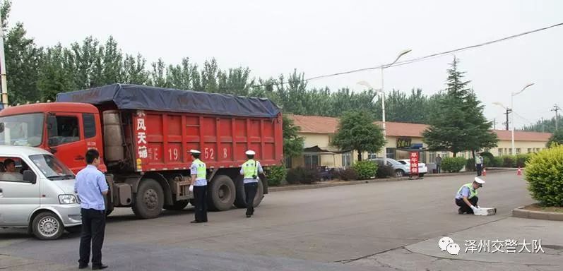 【安全生产月】泽州交警重头戏 大货车与面包车交通事故联合应急处置演练(图7) 【安全生产月】泽州交警重头戏 大货车与面包车交通事故联合应急处置演练(图7)