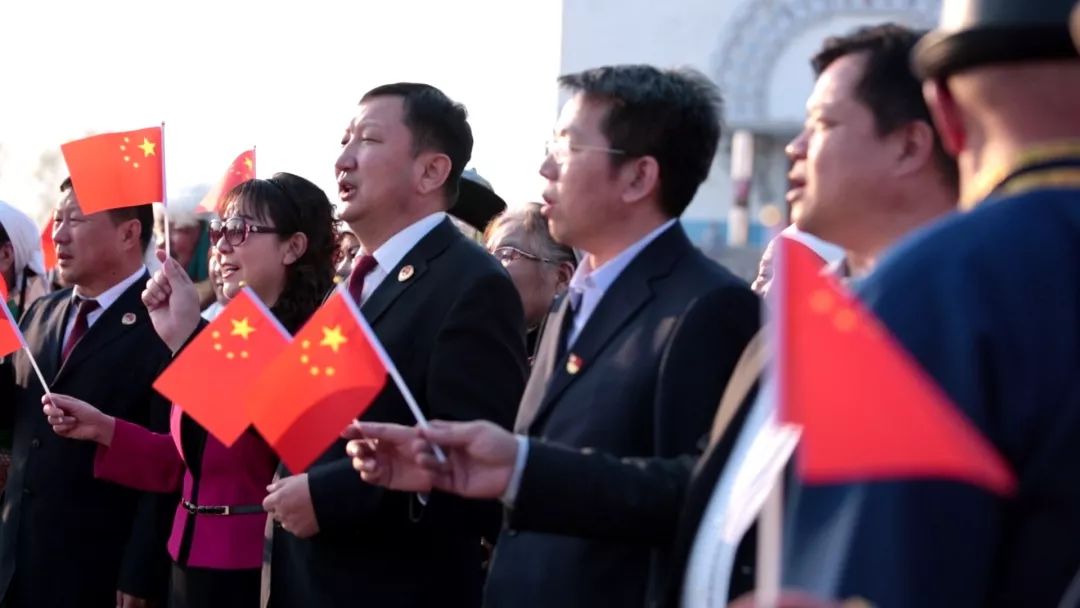 献礼 | 新左旗检察院献礼祖国,辽阔草原上用双语唱响《我和我的祖国》(图2) 献礼 | 新左旗检察院献礼祖国,辽阔草原上用双语唱响《我和我的祖国》(图2)