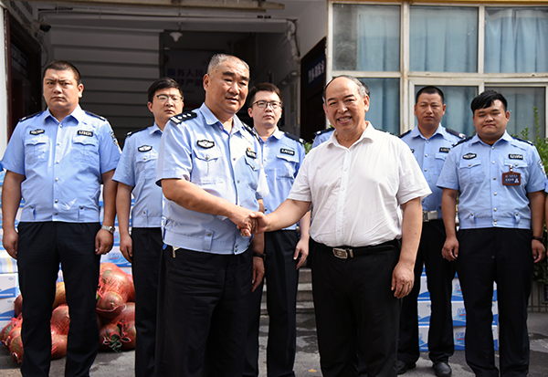警民一家亲  鸿马送“清凉”—爱心企业森源鸿马慰问郑州一线交警(图2)