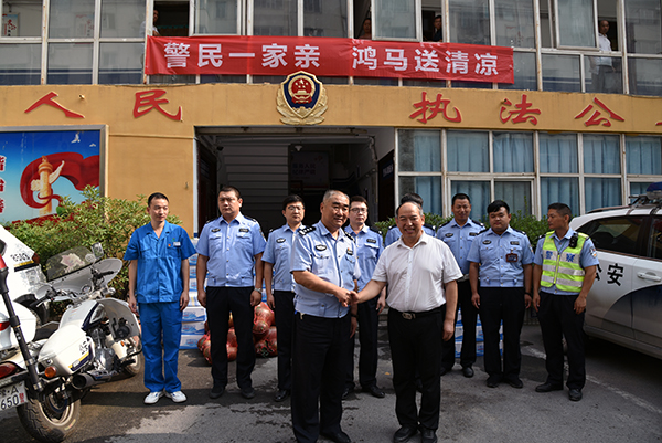 警民一家亲  鸿马送“清凉”—爱心企业森源鸿马慰问郑州一线交警(图1)