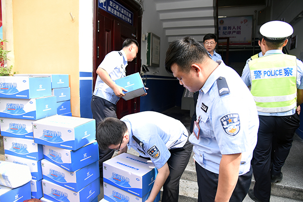 警民一家亲  鸿马送“清凉”—爱心企业森源鸿马慰问郑州一线交警(图4)