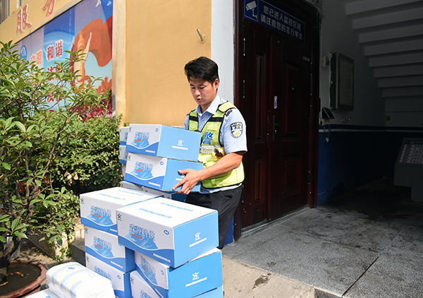 警民一家亲  鸿马送“清凉”—爱心企业森源鸿马慰问郑州一线交警(图7)