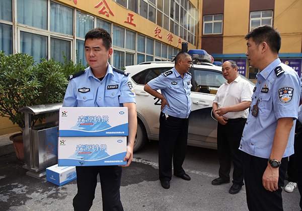 警民一家亲  鸿马送“清凉”—爱心企业森源鸿马慰问郑州一线交警(图6)
