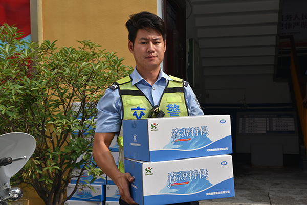 警民一家亲  鸿马送“清凉”—爱心企业森源鸿马慰问郑州一线交警(图8)
