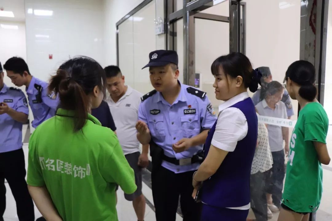 湖南娄底||快警平台车上的暖心生日会(图1) 湖南娄底||快警平台车上的暖心生日会(图1)