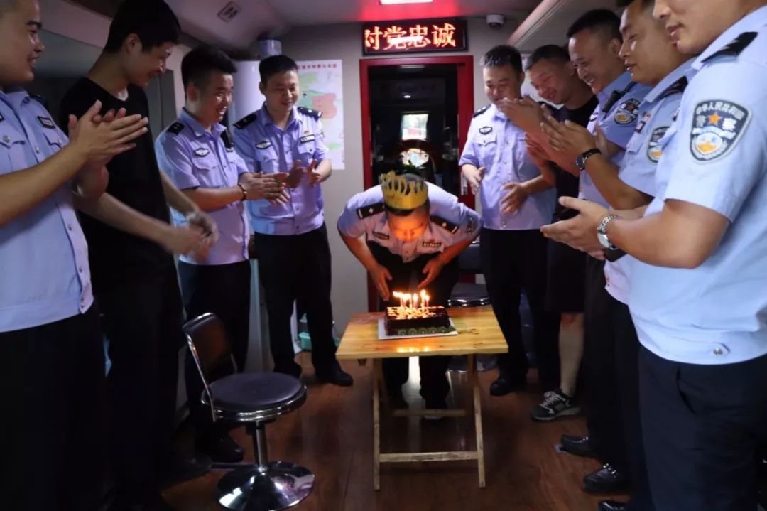 湖南娄底||快警平台车上的暖心生日会(图2) 湖南娄底||快警平台车上的暖心生日会(图2)