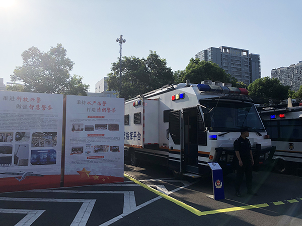 湘潭市举行“践行新使命 忠诚保大庆”实兵演练(图7) 湘潭市举行“践行新使命 忠诚保大庆”实兵演练(图7)