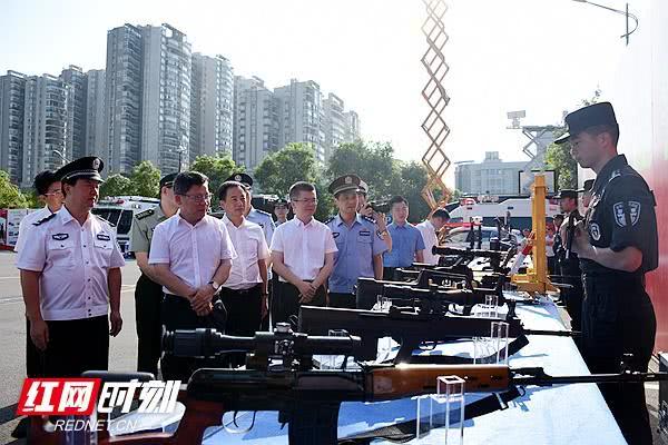 湘潭市举行“践行新使命 忠诚保大庆”实兵演练(图1) 湘潭市举行“践行新使命 忠诚保大庆”实兵演练(图1)