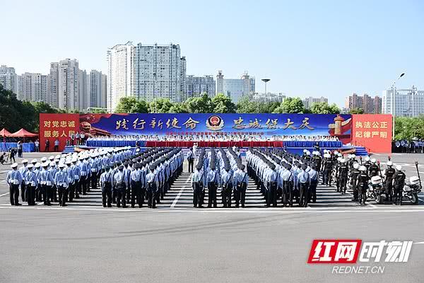 湘潭市举行“践行新使命 忠诚保大庆”实兵演练(图3) 湘潭市举行“践行新使命 忠诚保大庆”实兵演练(图3)