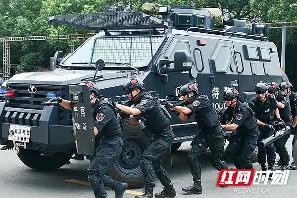 湘潭市举行“践行新使命 忠诚保大庆”实兵演练(图5) 湘潭市举行“践行新使命 忠诚保大庆”实兵演练(图5)