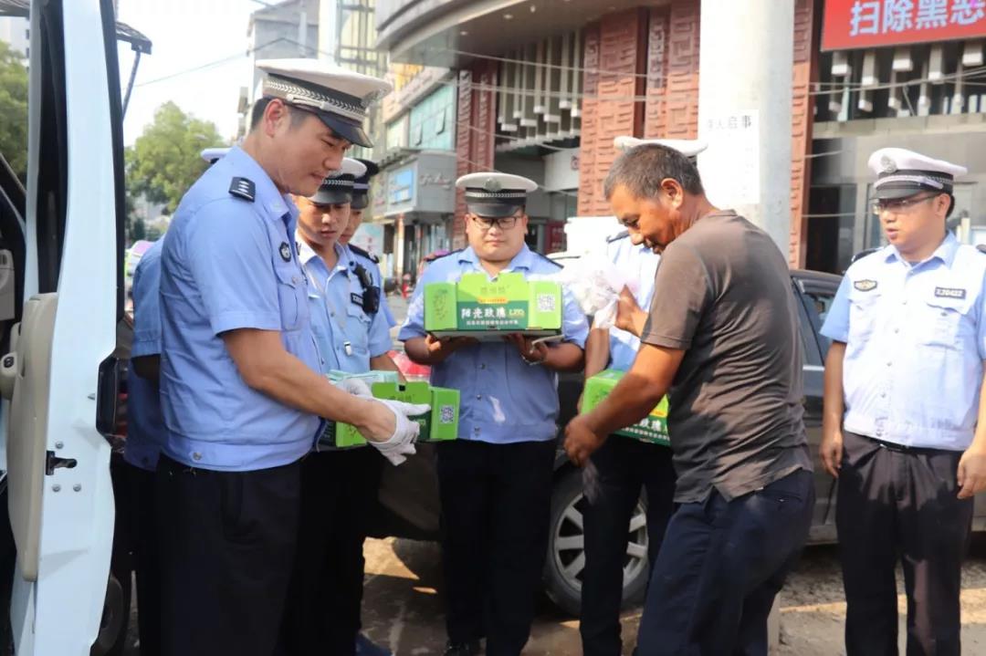 【一线慰问】为坚守在一线的民辅警点赞!澧县公安局开展夏日“送清凉”活动(图1) 【一线慰问】为坚守在一线的民辅警点赞!澧县公安局开展夏日“送清凉”活动(图1)