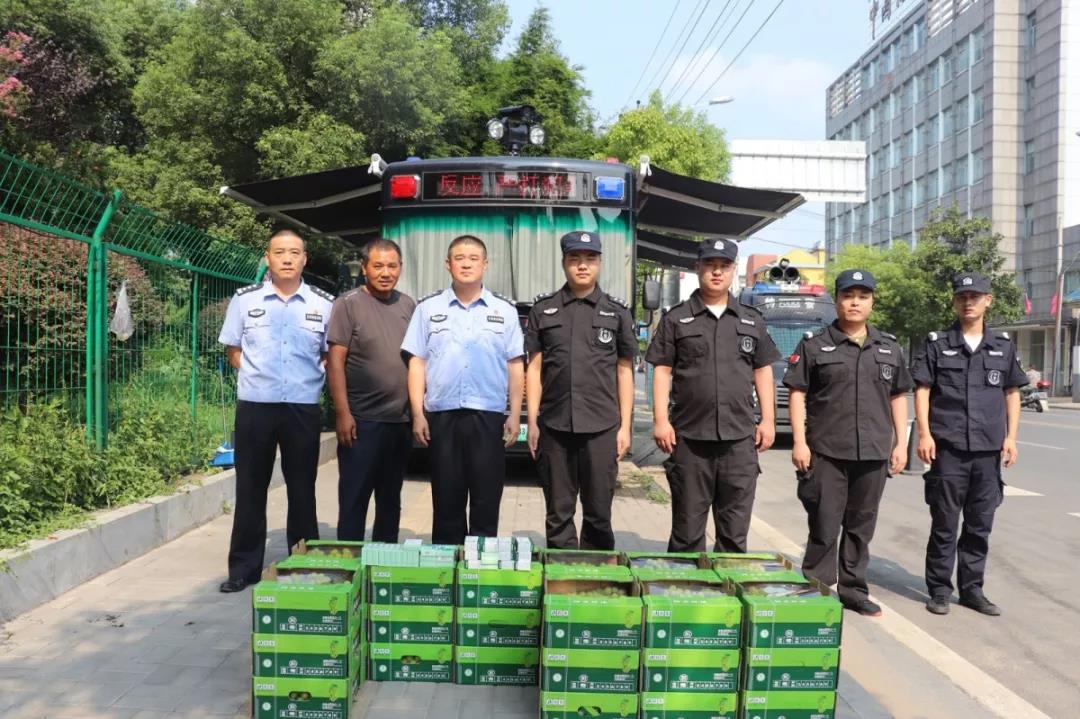 【一线慰问】为坚守在一线的民辅警点赞!澧县公安局开展夏日“送清凉”活动(图2) 【一线慰问】为坚守在一线的民辅警点赞!澧县公安局开展夏日“送清凉”活动(图2)