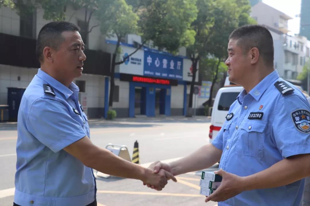 【一线慰问】为坚守在一线的民辅警点赞!澧县公安局开展夏日“送清凉”活动(图5) 【一线慰问】为坚守在一线的民辅警点赞!澧县公安局开展夏日“送清凉”活动(图5)