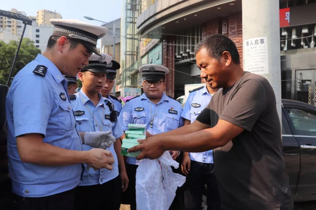 【一线慰问】为坚守在一线的民辅警点赞!澧县公安局开展夏日“送清凉”活动(图6) 【一线慰问】为坚守在一线的民辅警点赞!澧县公安局开展夏日“送清凉”活动(图6)