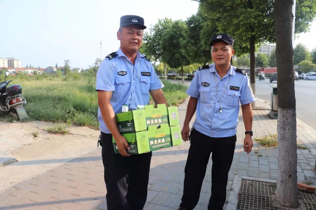 【一线慰问】为坚守在一线的民辅警点赞!澧县公安局开展夏日“送清凉”活动(图8) 【一线慰问】为坚守在一线的民辅警点赞!澧县公安局开展夏日“送清凉”活动(图8)