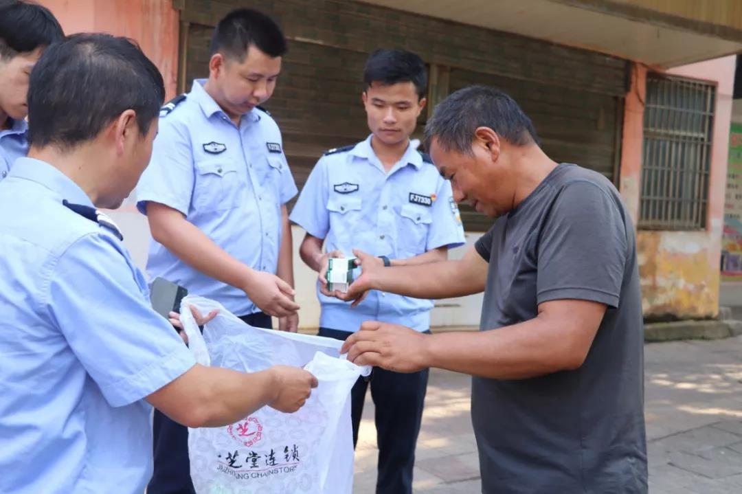 【一线慰问】为坚守在一线的民辅警点赞!澧县公安局开展夏日“送清凉”活动(图7) 【一线慰问】为坚守在一线的民辅警点赞!澧县公安局开展夏日“送清凉”活动(图7)