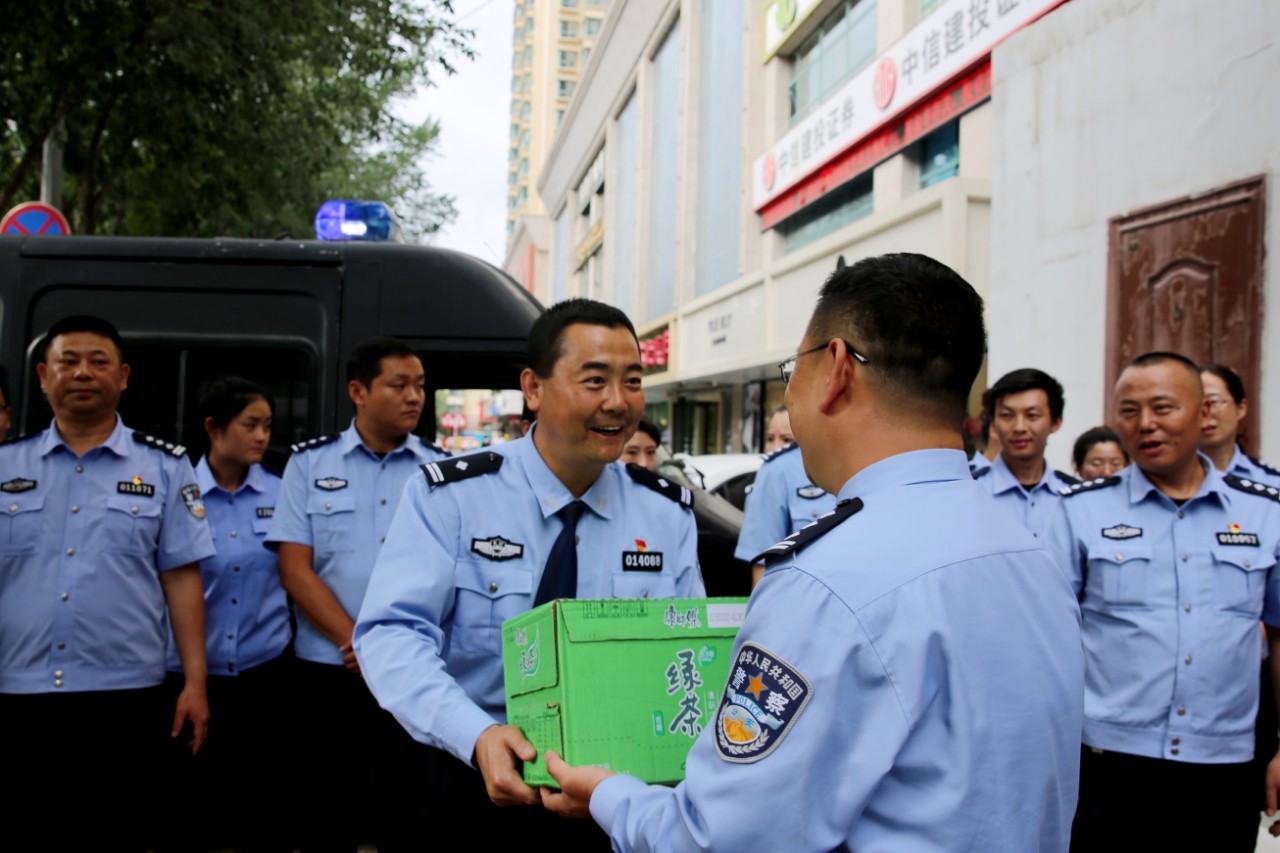 送清凉 鼓干劲 战高温 暖警心——城中公安分局组织开展夏季“送清凉”活动(图1) 送清凉 鼓干劲 战高温 暖警心——城中公安分局组织开展夏季“送清凉”活动(图1)