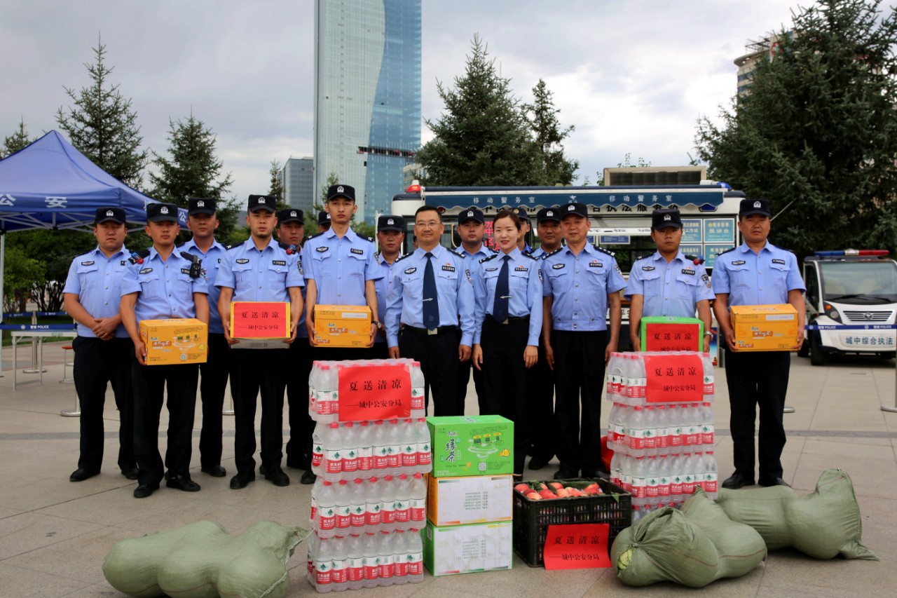 送清凉 鼓干劲 战高温 暖警心——城中公安分局组织开展夏季“送清凉”活动(图3) 送清凉 鼓干劲 战高温 暖警心——城中公安分局组织开展夏季“送清凉”活动(图3)