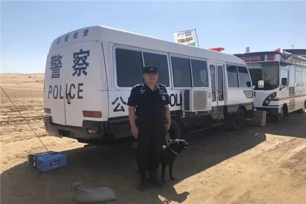 守主场 担主责 当主力 杭锦后旗公安局圆满完成“戈壁天堂”活动安保任务(图3) 守主场 担主责 当主力 杭锦后旗公安局圆满完成“戈壁天堂”活动安保任务(图3)