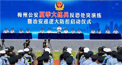 梅州公安亮剑沙场 全警实战“夏季大练兵”(图2) 梅州公安亮剑沙场 全警实战“夏季大练兵”(图2)
