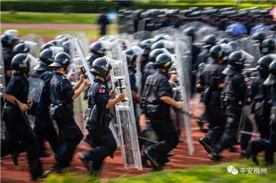 梅州公安亮剑沙场 全警实战“夏季大练兵”(图10) 梅州公安亮剑沙场 全警实战“夏季大练兵”(图10)