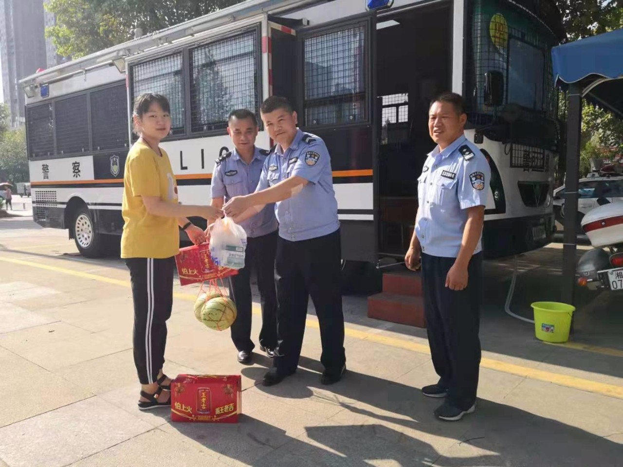 娄底||快警平台来了一位小姑娘【警民一家亲 酷暑送清凉】(图1) 娄底||快警平台来了一位小姑娘【警民一家亲 酷暑送清凉】(图1)