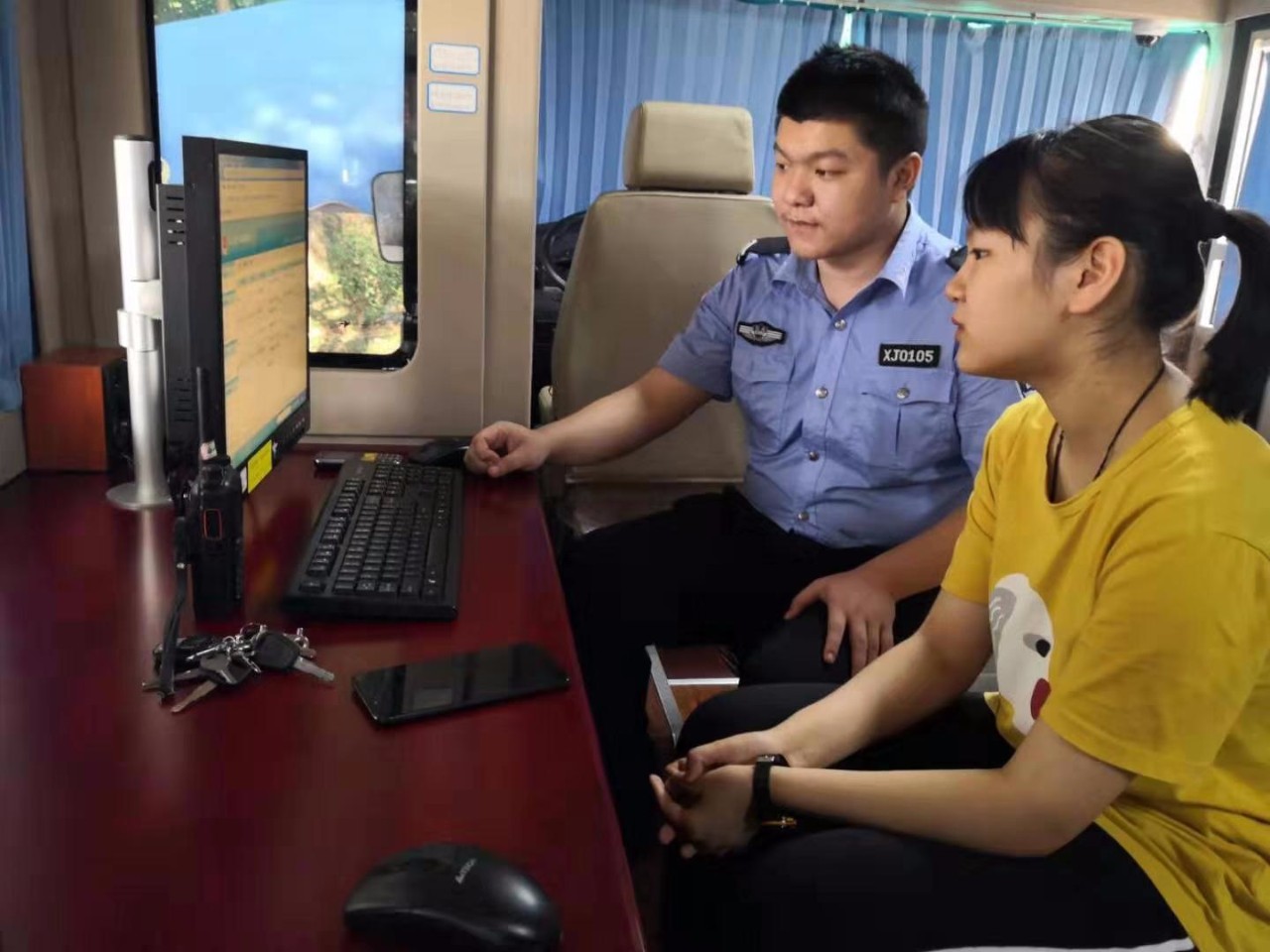 娄底||快警平台来了一位小姑娘【警民一家亲 酷暑送清凉】(图3) 娄底||快警平台来了一位小姑娘【警民一家亲 酷暑送清凉】(图3)