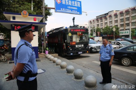 一线快警战酷暑 高温慰问送清凉(图1) 一线快警战酷暑 高温慰问送清凉(图1)