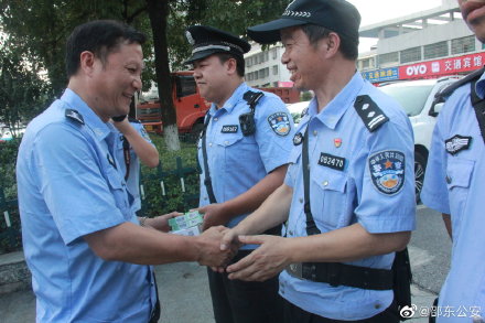 一线快警战酷暑 高温慰问送清凉(图3) 一线快警战酷暑 高温慰问送清凉(图3)