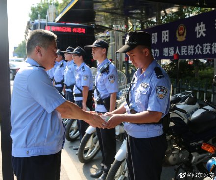 一线快警战酷暑 高温慰问送清凉(图2) 一线快警战酷暑 高温慰问送清凉(图2)