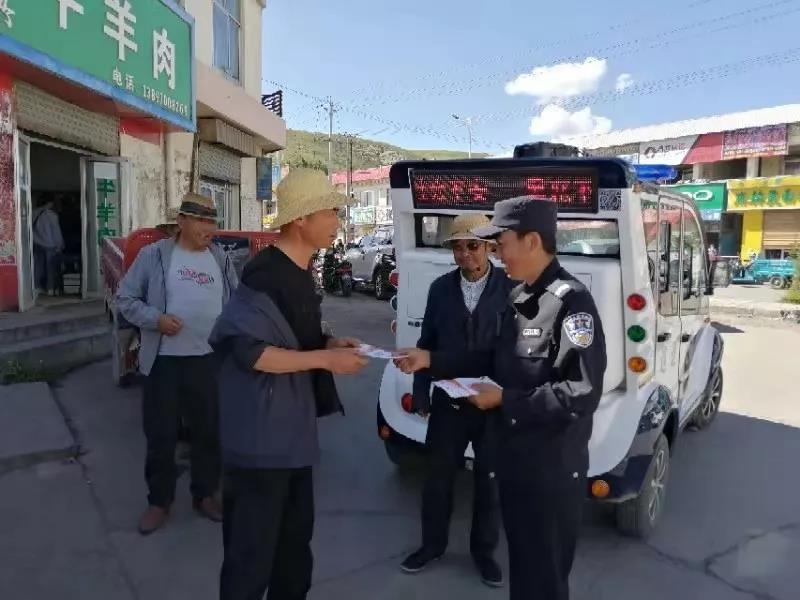 小小警务巡逻车 温暖群众走街巷(图4) 小小警务巡逻车 温暖群众走街巷(图4)