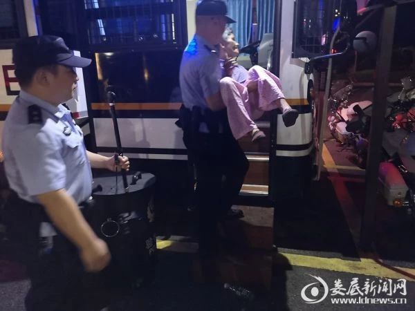 高温下的守护者——来自“娄底快警”孙水公园站的报道(图4) 高温下的守护者——来自“娄底快警”孙水公园站的报道(图4)