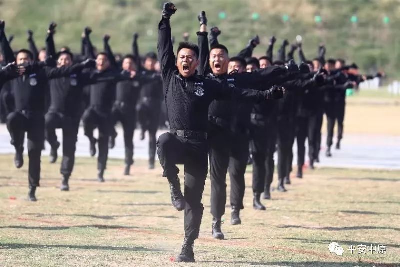 燃爆!河南公安 “砺剑·2019”新中国成立 70周年大庆安保誓师暨警务实战演练(图6) 燃爆!河南公安 “砺剑·2019”新中国成立 70周年大庆安保誓师暨警务实战演练(图6)